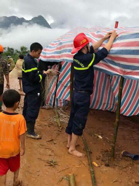 Lực lượng Cảnh sát phòng cháy, chữa cháy khuân vác thực phẩm và dựng nhà giúp dân gặp thiên tai