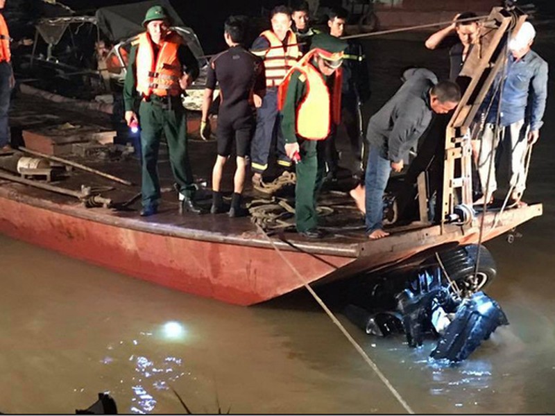 Toàn cảnh các lực lượng trắng đêm tìm kiếm cứu nạn xe ô tô gặp nạn trên sông Hồng