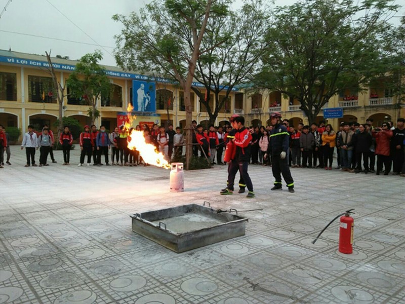 Các học sinh được học kỹ năng dập lửa, chữa cháy