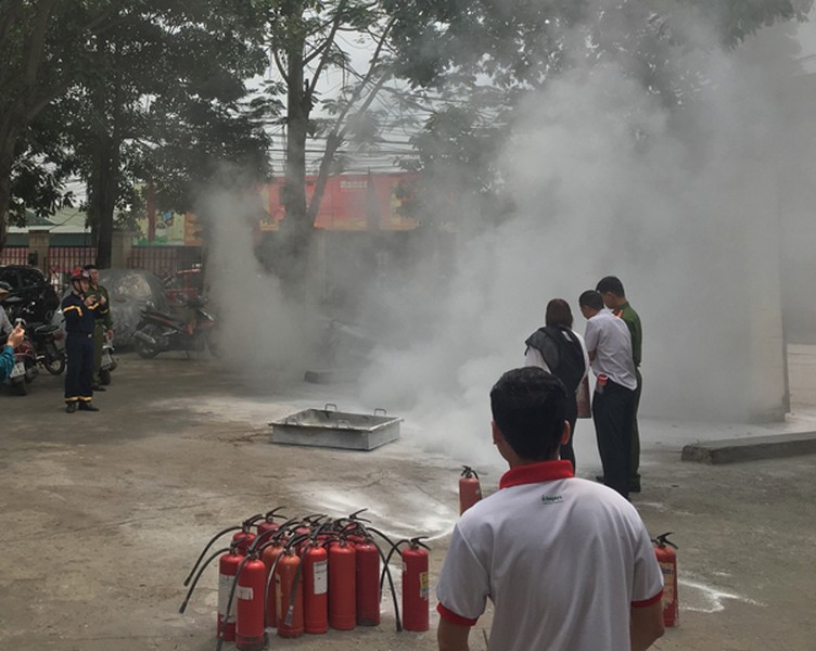 Trên 300 người dân  tham gia nâng cao kỹ năng chữa cháy, thoát nạn