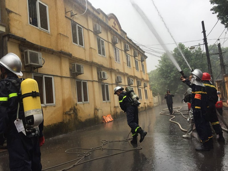 Cứu nạn người mắc kẹt trong đám cháy ngôi nhà tại 28B Điện Biên Phủ