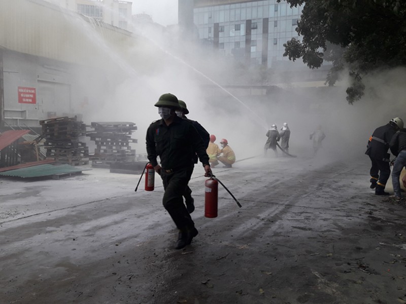 Hàng trăm công nhân tham gia diễn tập cứu nạn, cứu hộ đám cháy tại kho xưởng