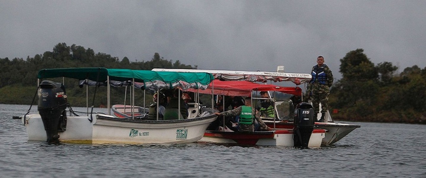 Cứu hộ tàu chở 150 khách tham quan bị chìm ở Colombia