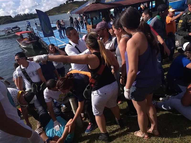 Cứu hộ tàu chở 150 khách tham quan bị chìm ở Colombia