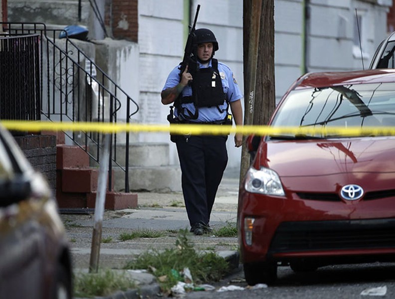 8 tiếng cố thủ, nghi phạm đấu súng với cảnh sát Philadelphia đã ra hàng