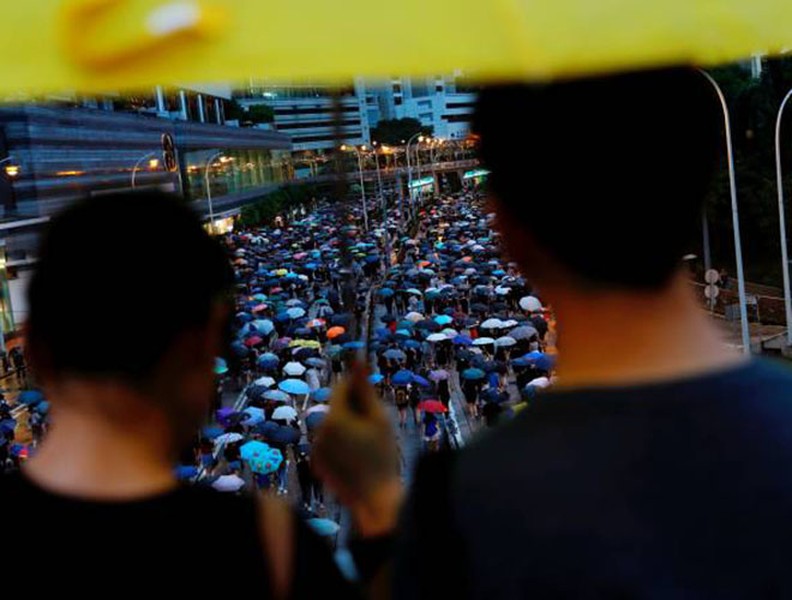 [Ảnh] Người biểu tình ủng hộ Hồng Kông và Trung Quốc đụng độ nhau ở nhiều nơi trên thế giới