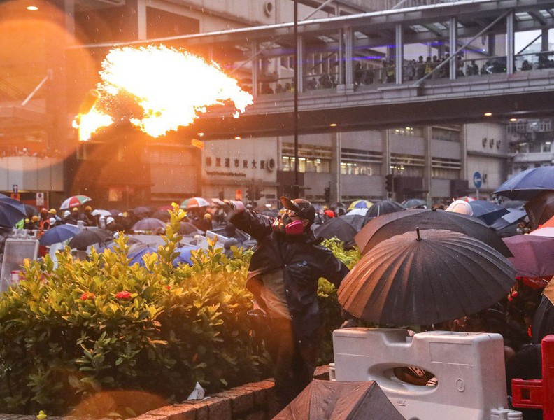 Cảnh sát Hồng Kông lý giải việc lần đầu tiên nổ súng và phun vòi rồng để ứng phó với biểu tình