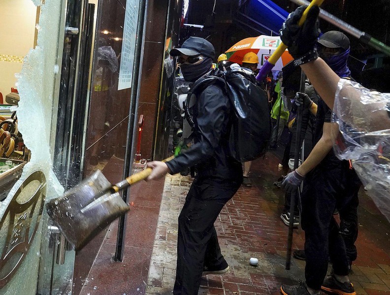 Cảnh sát Hồng Kông lý giải việc lần đầu tiên nổ súng và phun vòi rồng để ứng phó với biểu tình