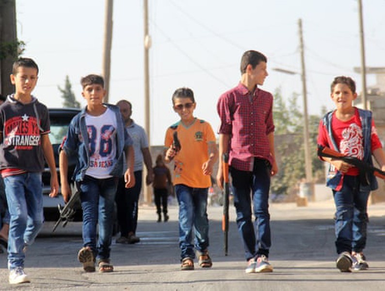 Giữa cảnh loạn lạc, trẻ em ở Idlib, Syria vượt bom đạn đến trường