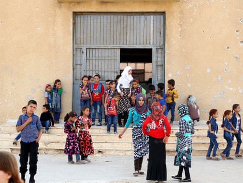 Giữa cảnh loạn lạc, trẻ em ở Idlib, Syria vượt bom đạn đến trường