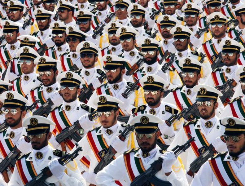 [Ảnh] Diễu binh hoành tráng ở Tehran, Tổng thống Iran lạnh lùng cảnh báo phương Tây