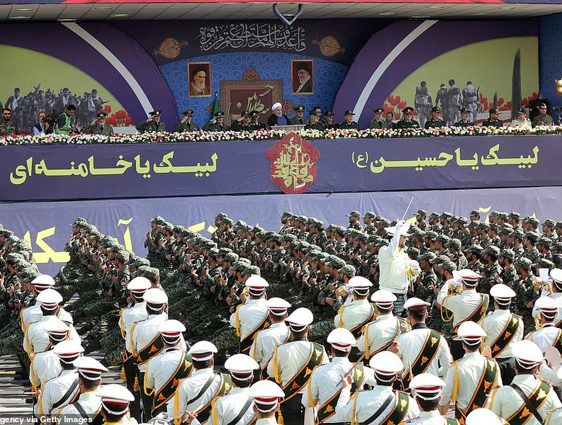 [Ảnh] Diễu binh hoành tráng ở Tehran, Tổng thống Iran lạnh lùng cảnh báo phương Tây