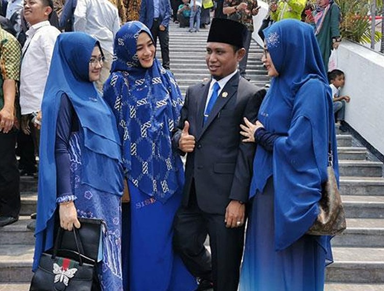 Dư luận Indonesia phẫn nộ vì màn thể hiện táo bạo của ông nghị cùng 3 bà vợ