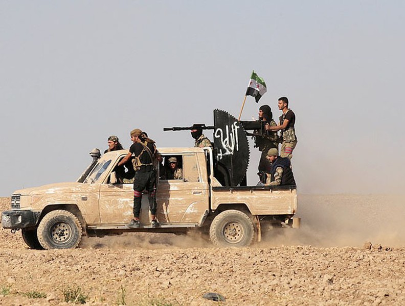 Quân đội Syria hợp lực với người Kurd, Thổ Nhĩ Kỳ tấn công xe chở người nước ngoài