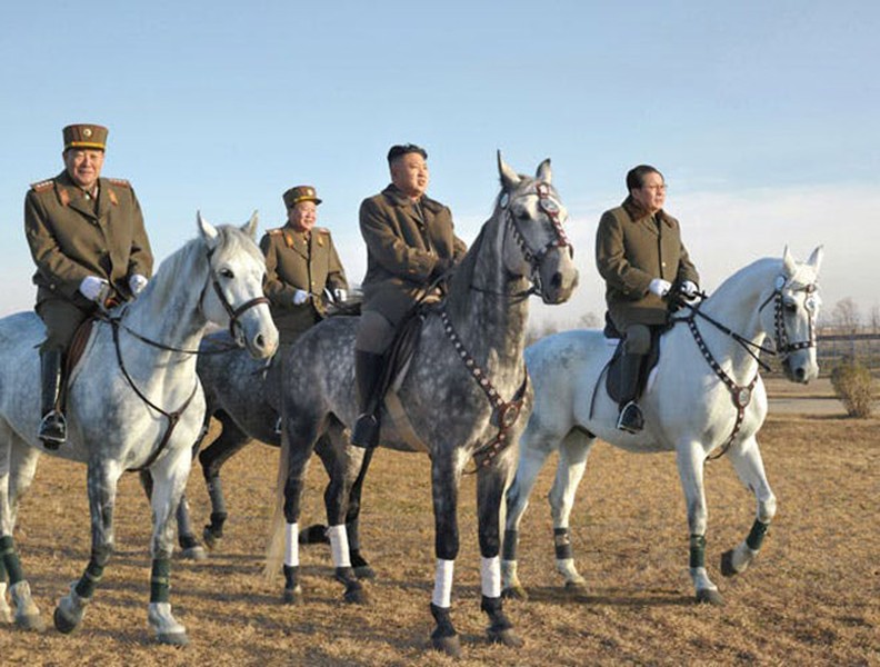 KCNA bất ngờ tung bộ ảnh ông Kim Jong-un cưỡi bạch mã trên những ngọn núi phủ đầy tuyết