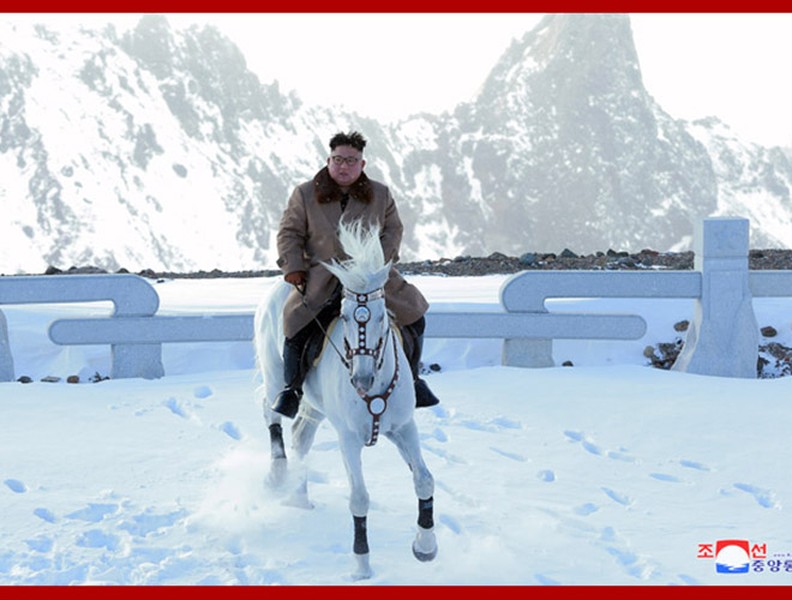 KCNA bất ngờ tung bộ ảnh ông Kim Jong-un cưỡi bạch mã trên những ngọn núi phủ đầy tuyết
