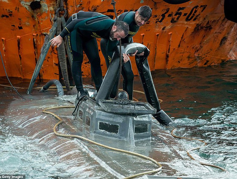 [Ảnh] Tàu ngầm ‘quan tài’ chở ma tuý xuyên đại dương bị Tây Ban Nha ‘tóm sống’