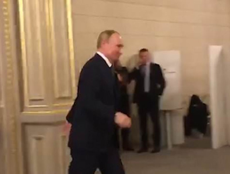 Tổng thống Nga Putin ở Paris: Một bước vào nhà vệ sinh, có tới 6 vệ sỹ đi cùng