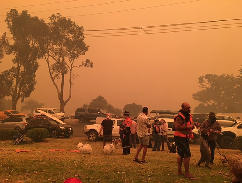 Hơn 4.000 người Australia mắc kẹt vì cháy rừng, được lệnh nhảy xuống biển nếu có báo động