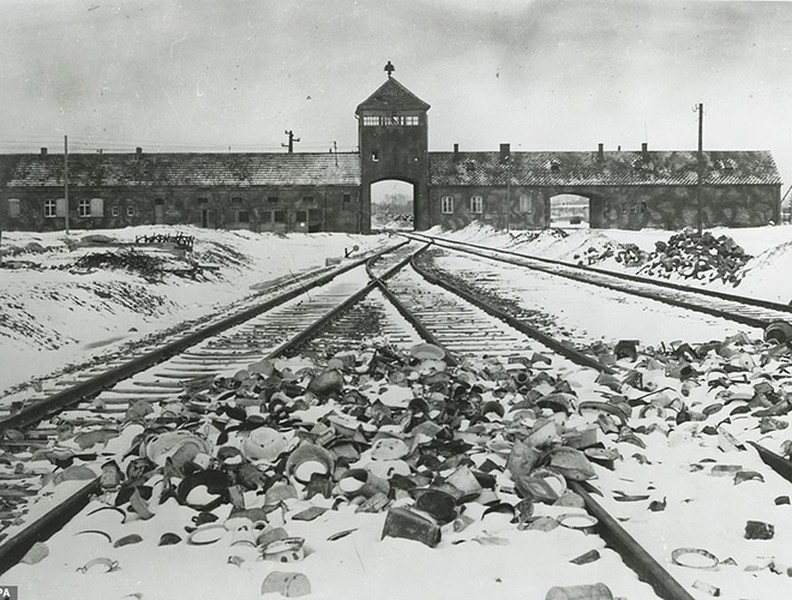 Nghẹn lòng những hình ảnh về Auschwitz - trại diệt chủng khét tiếng nhất được giải phóng 75 năm trước