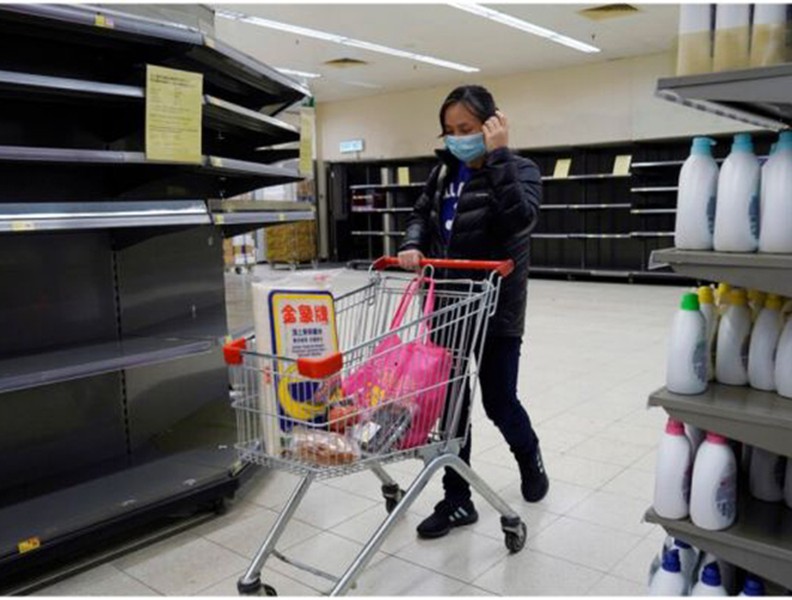 Người dân Hồng Kông đổ xô đi mua đồ tích trữ trước quy định cách ly mới
