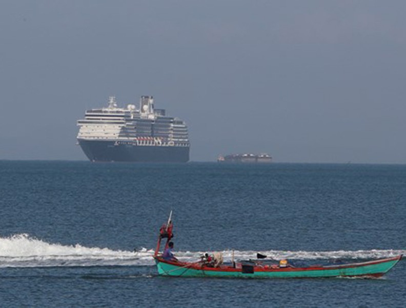 Tàu du lịch 2.200 người được Campuchia chào đón, thoát khỏi 