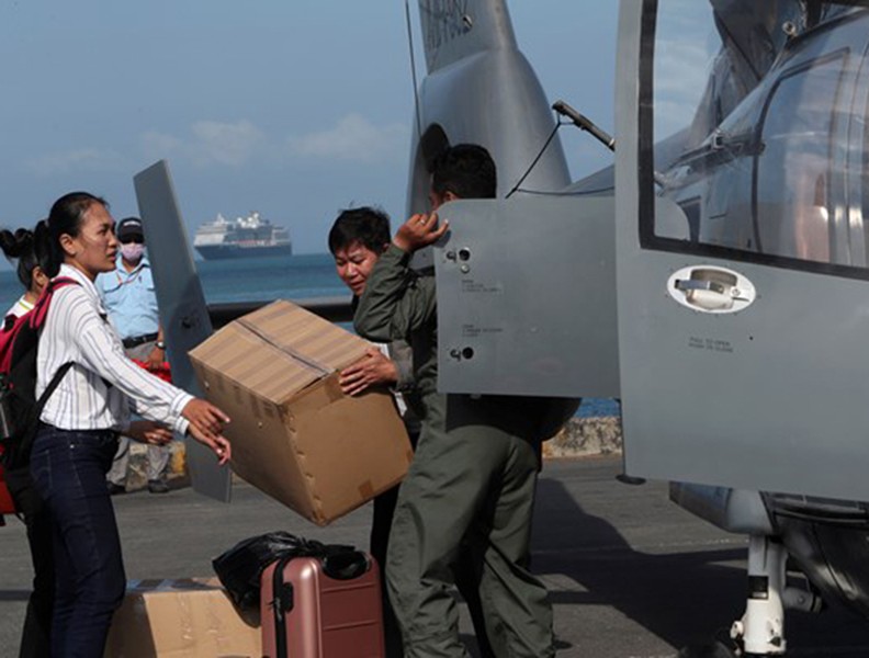 Tàu du lịch 2.200 người được Campuchia chào đón, thoát khỏi 