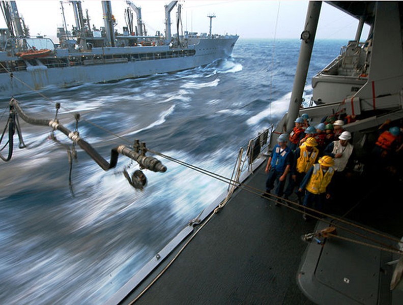 Hình ảnh hiếm hoi về tàu sân bay hiện đại nhất của Mỹ nạp nhiên liệu trên biển