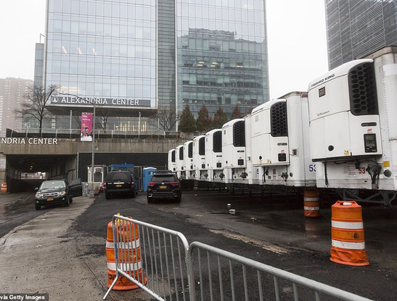 Hãi hùng cảnh hàng dài xe đông lạnh chờ chở thi thể từ các bệnh viện New York