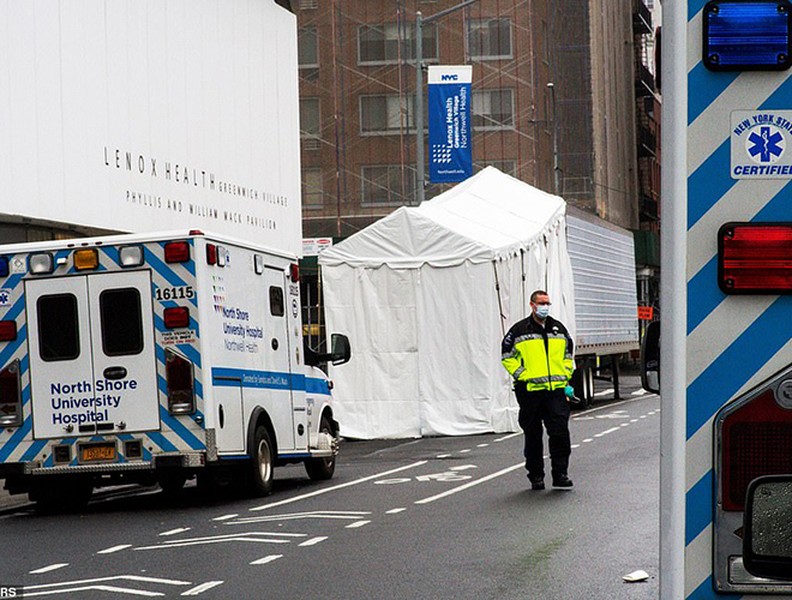 Hãi hùng cảnh hàng dài xe đông lạnh chờ chở thi thể từ các bệnh viện New York