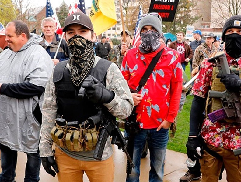 Nghị sĩ Michigan phải mặc áo chống đạn khi đối mặt với người biểu tình mang theo súng