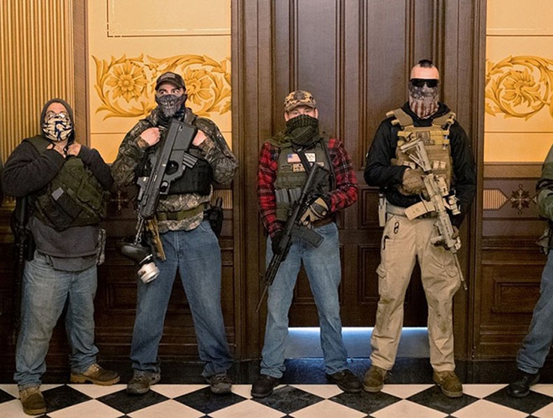 Nghị sĩ Michigan phải mặc áo chống đạn khi đối mặt với người biểu tình mang theo súng