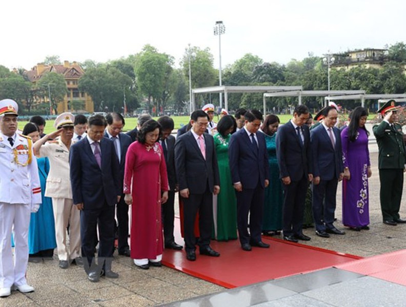 Lãnh đạo Đảng, Nhà nước đặt vòng hoa, vào lăng viếng Chủ tịch Hồ Chí Minh