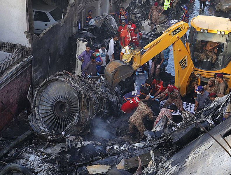 [Ảnh] Tiết lộ vị trí ngồi của 2 hành khách duy nhất sống sót trong tai nạn máy bay ở Pakistan