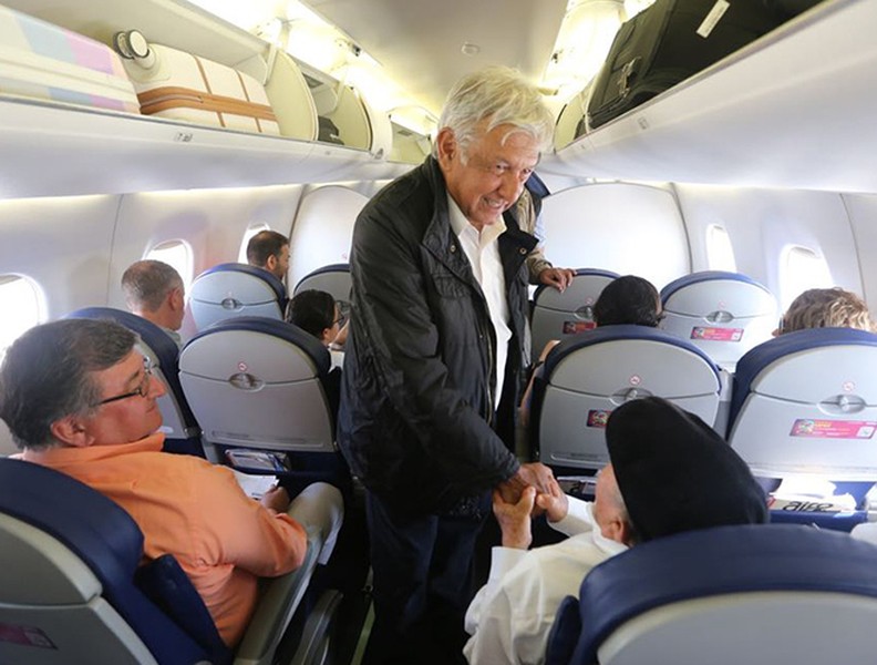 [Ảnh] Bỏ chuyên cơ riêng, Tổng thống Mexico vẫn đi máy bay thương mại thăm Mỹ giữa mùa dịch Covid-19