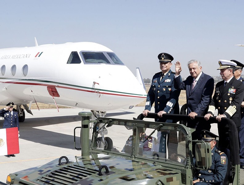 [Ảnh] Bỏ chuyên cơ riêng, Tổng thống Mexico vẫn đi máy bay thương mại thăm Mỹ giữa mùa dịch Covid-19