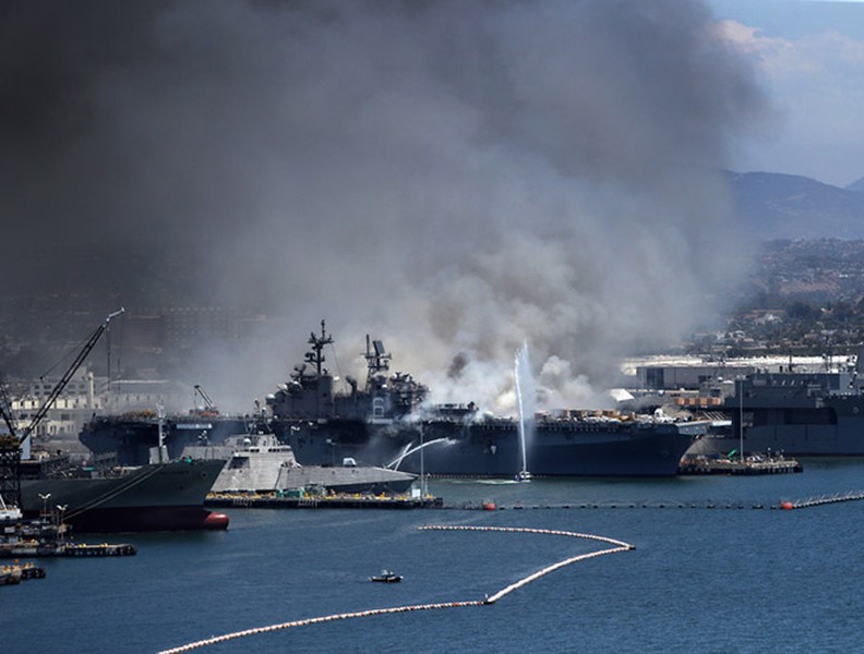 [Ảnh] Hé lộ nguyên nhân tàu tấn công đổ bộ của Hải quân Mỹ cháy dữ dội ở cảng San Diego