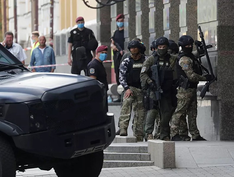 [Ảnh] Cảnh sát Ukraine bắt giữ kẻ bắt cóc con tin trong ngân hàng