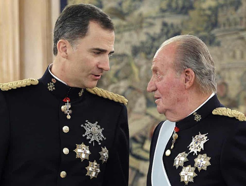[Ảnh] Bị điều tra bê bối tài chính, cựu quốc vương Tây Ban Nha Juan Carlos đột ngột bỏ đi