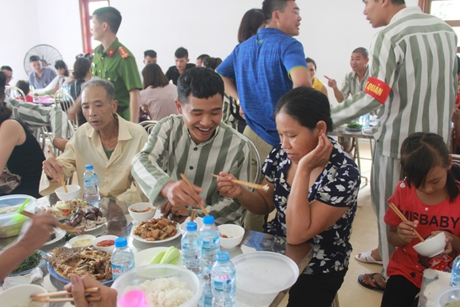 Bữa cơm trưa cực kỳ đặc biệt ở trại giam Suối Hai, Hà Nội