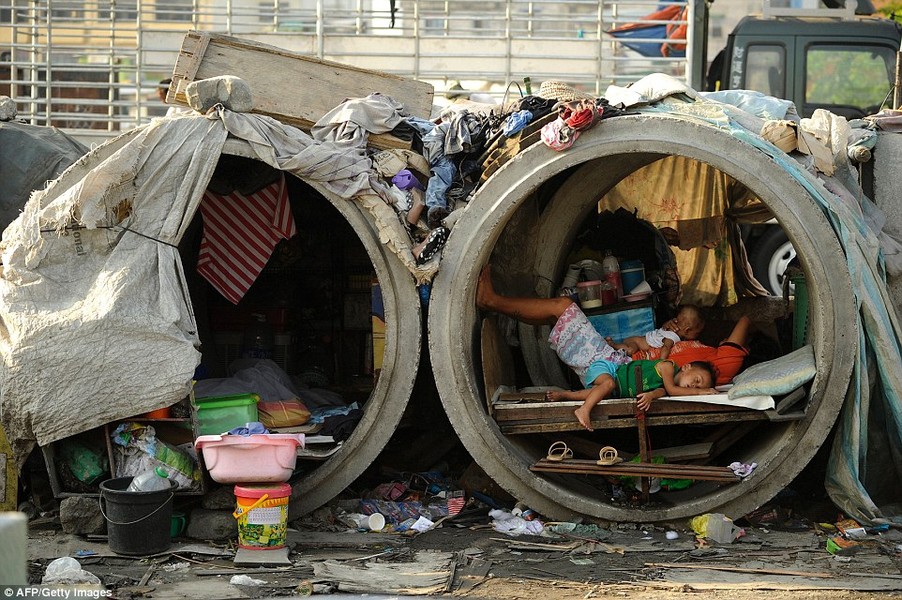 [ẢNH] Những người sống dưới đáy xã hội Manila nơi từng giờ nguy cơ chết cháy chực chờ
