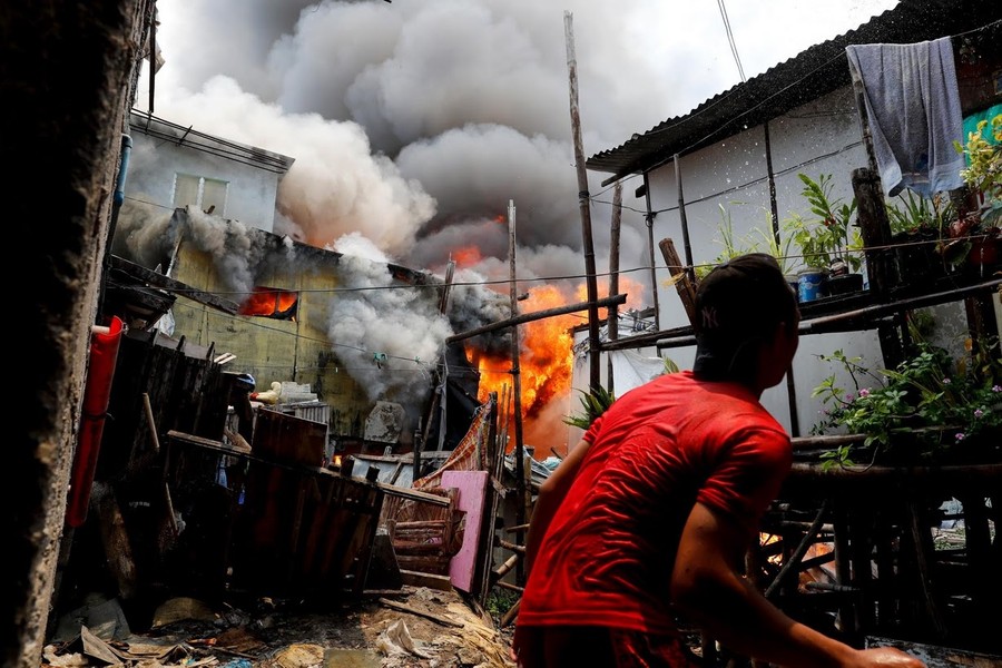 [ẢNH] Những người sống dưới đáy xã hội Manila nơi từng giờ nguy cơ chết cháy chực chờ