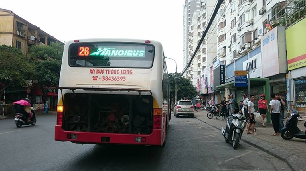 Hà Nội: Cãi nhau với bạn gái, nam thanh niên ném gạch vào xe buýt trúng đầu khách