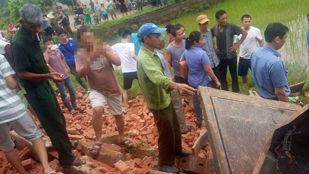 Hà Nội: Xe tải chở gạch cố lao qua đường tàu, tài xế tử vong