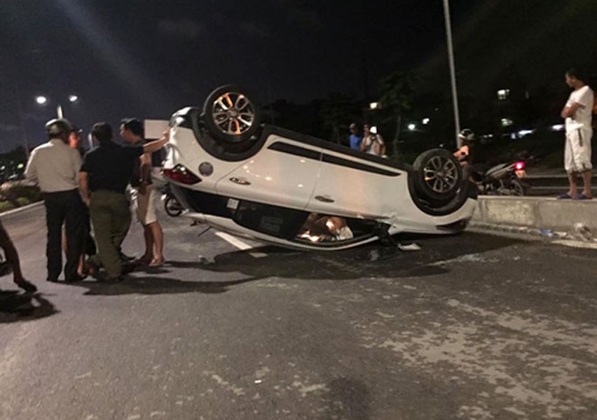 Hà Nội: Xe ô tô con lật ngửa giữa đường, 3 người thoát chết