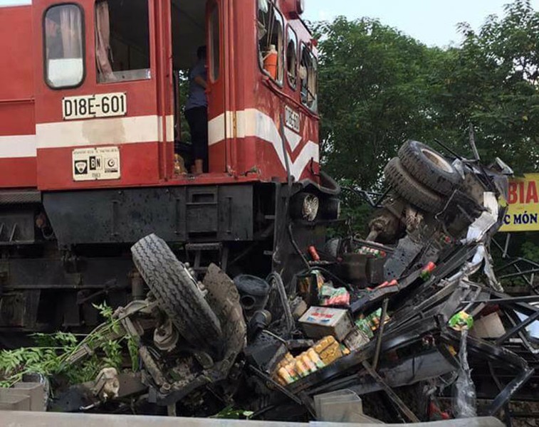 Hà Nội: Xe tải bị tàu hoả tông nát như đống sắt vụn