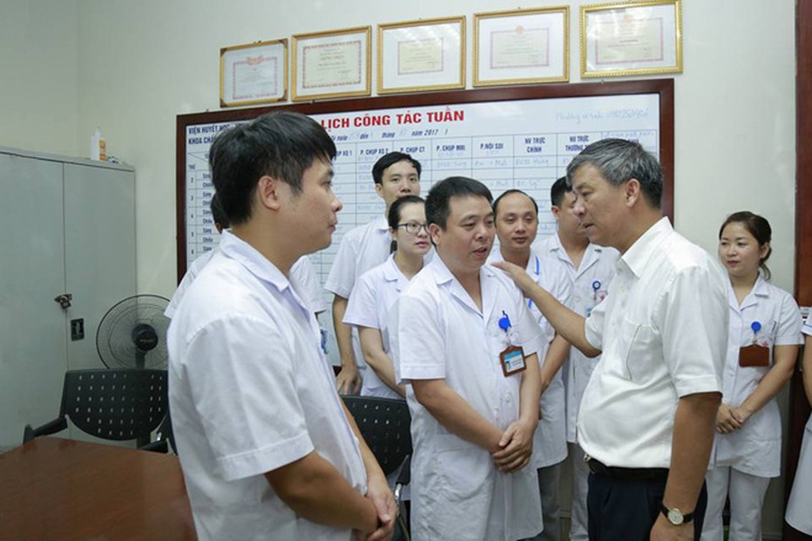 Lần đầu tiên trong ngành Y Việt Nam, lãnh đạo nghỉ hưu cả viện khóc