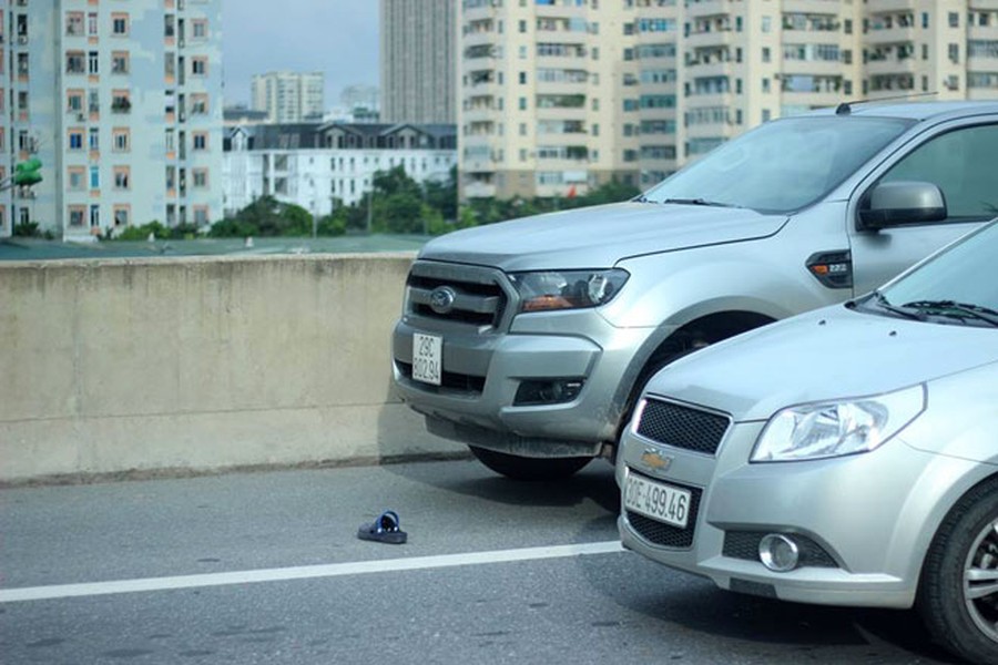 Hà Nội: Tông vào ôtô tại đường trên cao, nam thanh niên tử vong