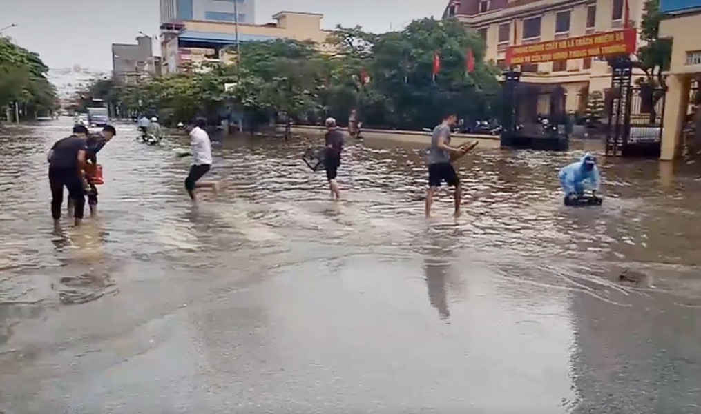 Cận cảnh người dân khổ sở đối phó với mưa lũ ở các tỉnh thành