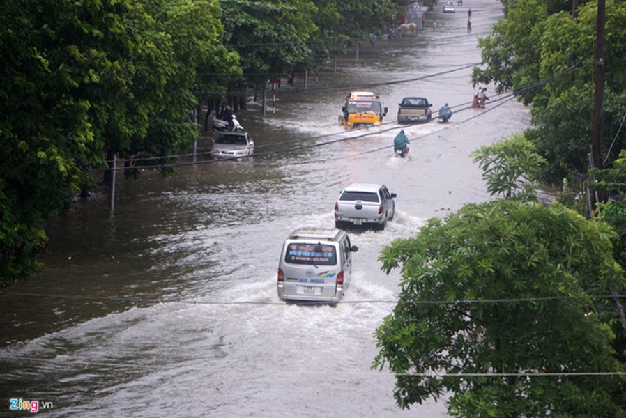 Cận cảnh người dân khổ sở đối phó với mưa lũ ở các tỉnh thành